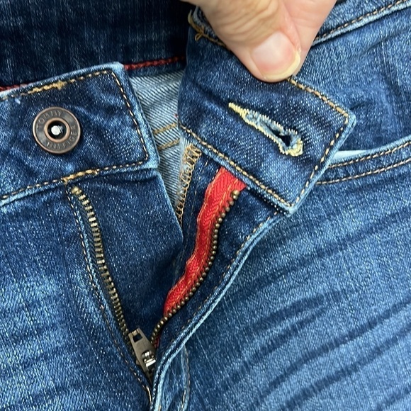 Tommy Hilfiger Bermuda jean shorts,  distressed lines across the front, Sz 0 - Picture 6 of 10